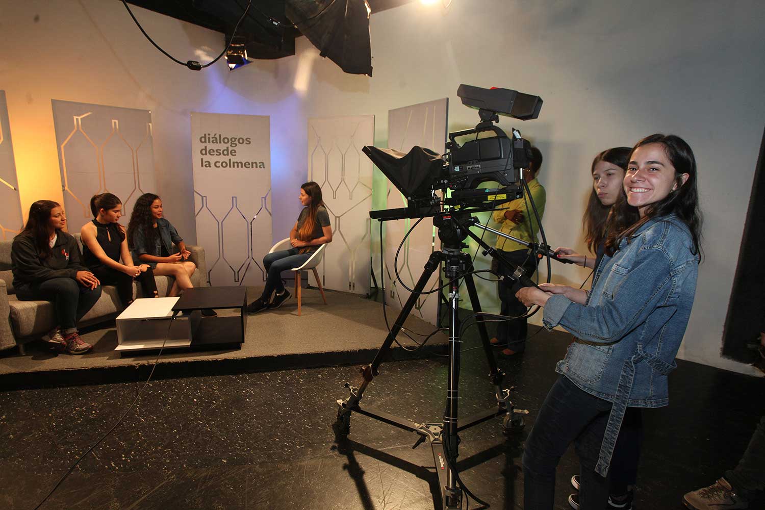 LA-ESCUELA Escuela de Comunicación Social